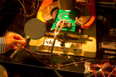 Учени от Станфорд създадоха първия в света компютър от въглеродни нанотръби